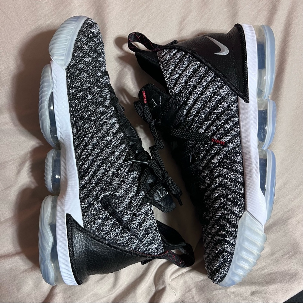 Nike Lebron 16 Oreo